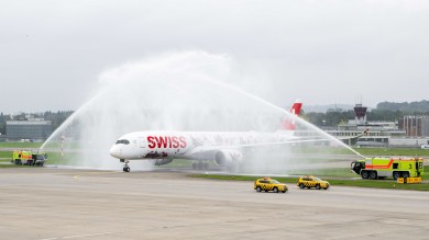 Nach der Landung erwartete den Airbus A350 ein gebührender Empfang mit einer grossartigen Wasserfontäne. 