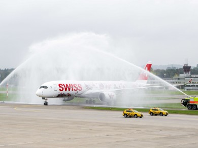 Nach der Landung erwartete den Airbus A350 ein gebührender Empfang mit einer grossartigen Wasserfontäne.