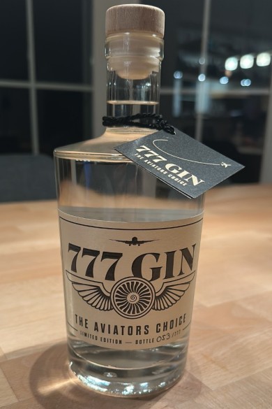 777 Flaschen mit Tiefe, Charakter und einer Hommage an den Spirit der Boeing 777. Die Idee für den Triple Seven Gin entstand auf einem Flug von Los Angeles nach Zürich.