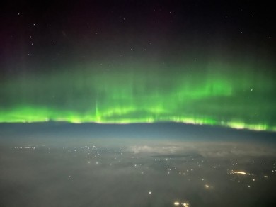 The Northern Lights dancing above the cloud cover. Moments like these are also part of Hana’s and Lorenz’s everyday working life.