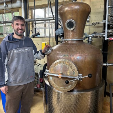 In der familiengeführten Brennerei, die Lorenz’ Familie gehört, kommen Tradition und Präzision zusammen, um den Triple Seven Gin zu formen.