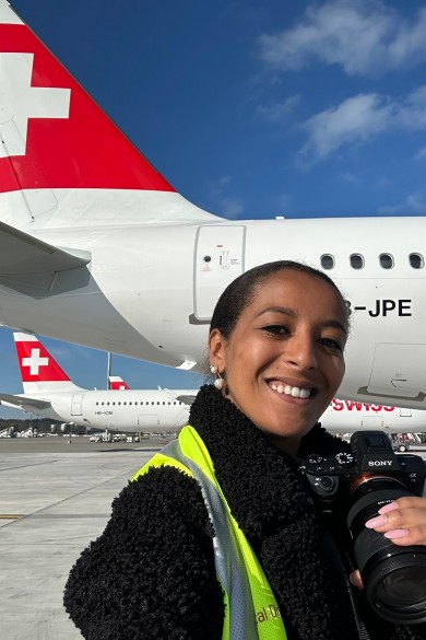 Manchmal reicht Yordanos der Blick aus dem Bürofenster nicht. Dann geht es für sie hinaus aufs Flughafengelände, dorthin, wo unsere Flugzeuge gewartet und vorbereitet werden.