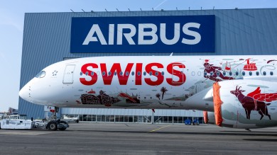 The new SWISS Airbus A350-900 rolls out of the Airbus hangars in Toulouse featuring the artistic special livery ‘SWISS Wanderlust’. 