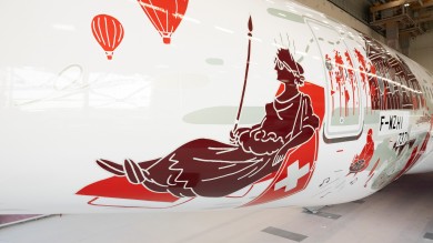 Die Helvetia, nationale Personifikation der Schweiz, prägt das Design.