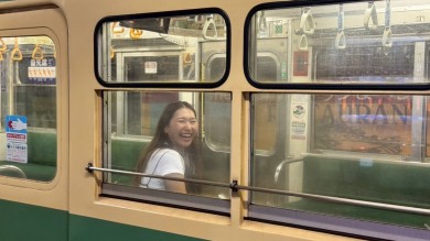 Ausserhalb der Arbeit Als Pharmazeutin unternimmt Hannah Miyatake viele Exkursionen, um ihr Heimatland immer wieder neu zu entdecken. Hier geniesst sie die Fahrt nach Enoshima zu ihrem Wohnort.