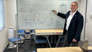 Jan Babatz erklärt in einem Büro eines Zulieferers den Ablauf einer Tankinstallation. Er ist seit 2,5 Jahren Managing Director bei CLPT und wollte in dieser Position etwas «von Grund auf aufbauen.»