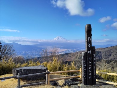 Der Mount Fuji zählt zu den bekanntesten und beeindruckendsten Sehenswürdigkeiten Japans. Die Japaner;innen nennen ihn Fuji-san, was Respekt und Verehrung für den heiligen Berg ausdrückt.
