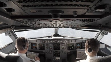 Two SWISS pilots in the cockpit from Zurich to Nice