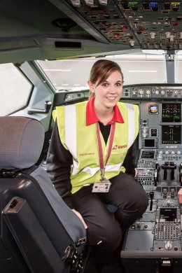 Two SWISS technics in the cockpit, smiling at camera
