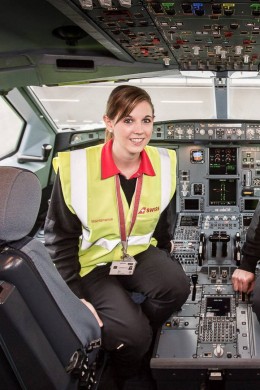 Two SWISS technics in the cockpit, smiling at camera