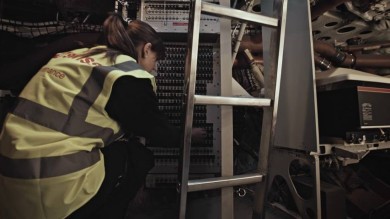 05_10_swiss_technical_division_changing_a_cockpit_unit_server_960x480px-09201522.jpg