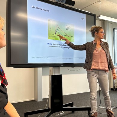Psycholog:innen und Aviation-Expert:innen vermitteln den Teilnehmenden fundiertes Wissen über das Fliegen und zeigen Strategien, um Ängste langfristig zu bewältigen.
