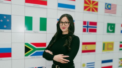 Jennifer Mebae Bähler arbeitet seit 2023 im SWISS Service Center. Was während ihres Masterstudiums als Nebentätigkeit begann, ist heute ihre Vollzeittätigkeit. Neben Kundengesprächen engagiert sie sich im Social-Media-Team und in Projekten zur internen Kommunikation. Seit fünf Jahren unterrichtet sie ihre Muttersprache Japanisch mit kulturellem Fokus.  Bei SWISS verbindet sie ihre Leidenschaft für das Reisen und die Begegnung mit Menschen aus aller Welt. 