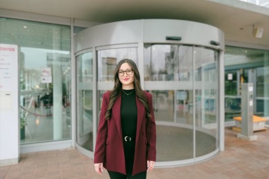 Jenny in front of the customer service center in Basel. 