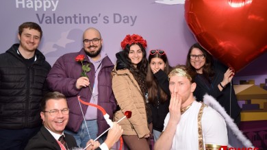 Cupid with people in the SWISS Photobooth