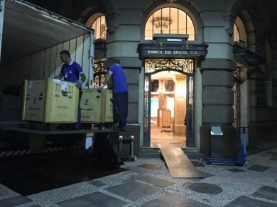Delivery of the crates to the exhibition venue in São Paulo 1.