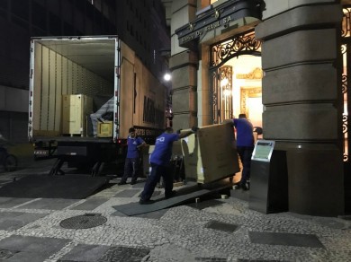Lieferung der Kisten an den Ausstellungsort in São Paulo 2.