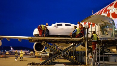 Der Audi A7 steht auf der Palette bereit für die Verladung.