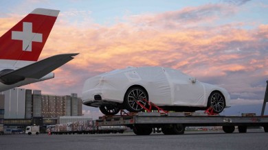 Audi A7 Sportwagen wartet auf die Verladung in den SWISS Airbus A340-300 nach JNB.