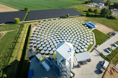 DAWN, die erste industrielle Demonstrations-Anlage von Synhelion, steht in Jülich, Deutschland, und produziert seit 2024 solares Kerosin, Benzin und Diesel.