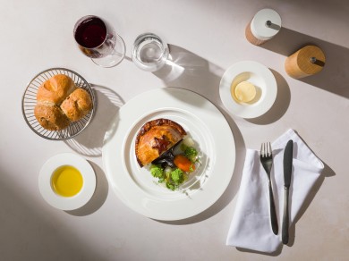 Main course in the SWISS First during the holiday season: Beef Wellington with a Périgord truffle jus and vegetables.