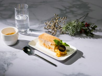 Cinnamon slice with apple compote for our guests from SWISS Premium Economy.