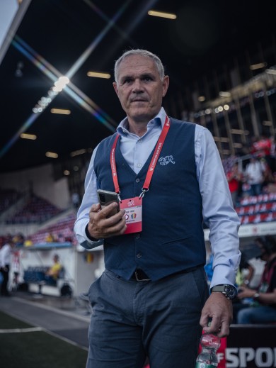 Pierluigi Tami steht vor der Tribüne und schaut den Spielern gespannt zu.