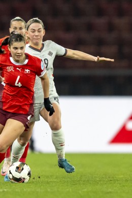 Switzerland's Noemi Ivelj , left, fights for the ball against Iceland's Saedis Heidarsdottir, right, during the UEFA Nations League women's soccer match between Switzerland and Iceland at Letzigrund stadium in Zurich, Switzerland, Friday, February 21, 2025. (KEYSTONE/Til Buergy)