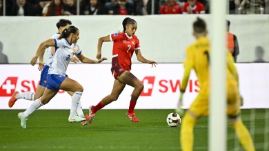 Sydney Schertenleib is active on the ball during the Nations League match in St. Gallen. 