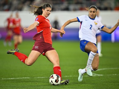 Noemi im Zweikampf während eines Nations-League-Spiels in St. Gallen.