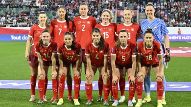 Die Schweizer Frauen-Nati, darunter Noemi (unten in der Mitte), zeigt ein starkes Team. Mit der Mannschaft teilt Noemi unvergessliche Momente – sowohl bei internationalen Reisen als auch bei der Heim-EM.