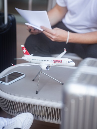 Noemi gibt in der Runde «Dies oder Das: Reise-Edition» einen Einblick in ihre Vorlieben und Gewohnheiten beim Fliegen.