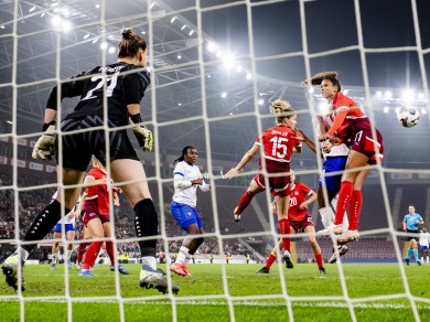 Elvira Herzog (links) im Einsatz während des Freundschaftsspiels der Schweizer Frauen-Nationalmannschaft gegen Frankreich im Stade de Genève.
