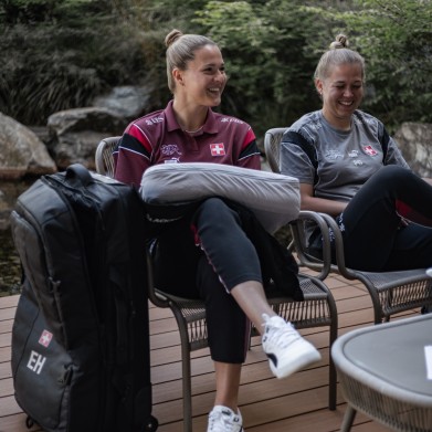 Elvira shows her roll-up pillow, a little insider tip among goalkeepers.