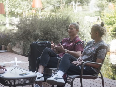Fernweh oder Heimatliebe? Elvira und Patricia verraten ihre Traumziele und eine SWISS-Flugverbindung, die sie sich wünschen.