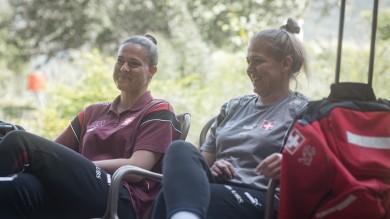Elvira Herzog und Patricia Gsell zeigen, was sie vor der Heim-EM einpacken – von Must-haves über Erinnerungsstücke bis zu kleinen Ritualen.