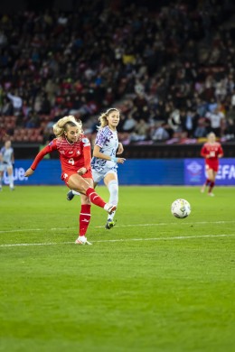 Switzerland's Alayah Pilgrim, center, scores the 1-4 goal agsinst Spain's goalkeeper Misa Rodriguez, left, and Spain's defender Ona Batlle, right, during the UEFA Nations League women's soccer match between Switzerland and Spain at the Letzigrund stadium in Zurich, Switzerland, on Tuesday October 31, 2023. (KEYSTONE/Michael Buholzer)