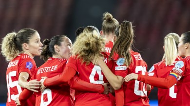 Alayah Pilgrim (Mitte) feiert gemeinsam mit ihren Mitspielerinnen nach einem Torerfolg gegen Spanien in einem Nations League-Spiel im Letzigrund-Stadion in Zürich.