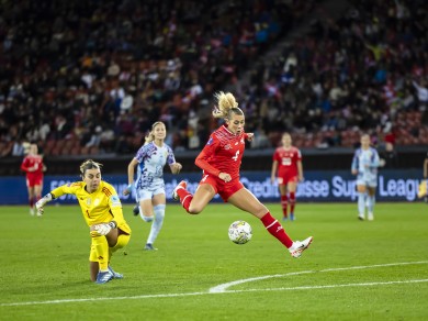 Alayah Pilgrim (rechts) kickt den Ball an Spaniens Torhüterin Misa Rodríguez (links) vorbei und sorgt für einen Treffer.