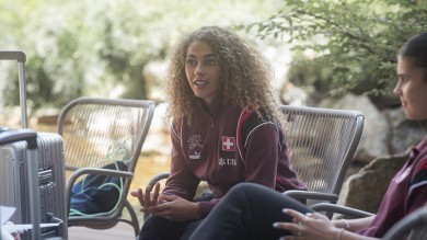 Alayah Pilgrim und Noemi Ivelj gewähren einen Einblick in ihre Packliste für die Heim-EM, von essenziellen Dingen über persönliche Erinnerungsstücke bis hin zu bewährten Routinen. 