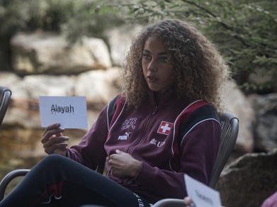 Beim Kofferpacken offenbaren Alayah und Noemi im Spiel «Wer ist eher…?» mit hochgehaltenen Namensschildern, wer zu welcher Aussage besser passt.