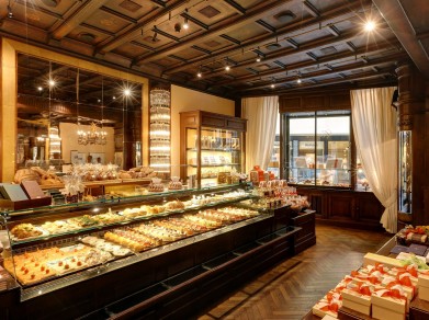 LUGANO,24SET09 - Grand Cafe al Porto di Lugano. Copyright by Grand Cafe al Porto / Photo by Remy Steinegger

HDR-Image