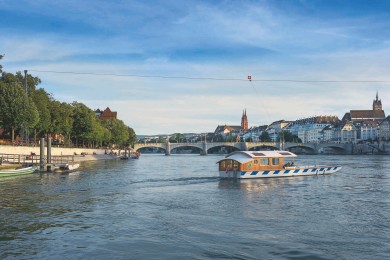 Auf den vier Basler Fähren (hier die Münsterfähre «Leu») lässt sich der Rhein bequem und nur durch die Kraft der Strömung überqueren.  ///  The four ferries that cross the river using only the natural power of the river's current connect the larger southern part of the city (Grossbasel) with the northern side of the river (Kleinbasel).