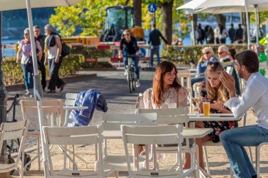 Die Buvetten am Kleinbasler Rheinufer sind aus dem Basler Stadtbild mittlerweile nicht mehr wegzudenken. Bei schönem Wetter öffnen sie ihre Tresen und laden mit leckeren Drinks und Snacks zum Geniessen und Verweilen ein. // The buvettes on the right-hand banks of the Rhine have become an established part of the Basel cityscape. They open up in fine weather to serve delicious drinks and snacks – perfect for relaxing.