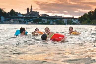 Der Rhein bietet in den Sommermonaten eine willkommene Abkühlung. Besonders, wenn dabei die Kleider trocken bleiben – dank dem «Wickelfisch». Der wasserdichte Schwimmsack hat längst Kultstatus erreicht.  ///  In the summer months, the Rhine provides a welcome chance to cool off. What’s more, thanks to the «Wickelfisch», your clothes will stay dry. This waterproof swimbag has achieved cult status.