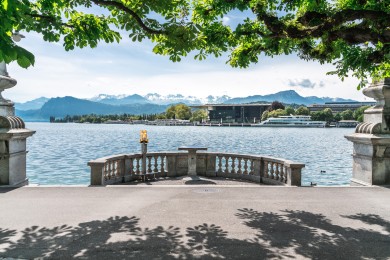 Carl Spitteler Quai, Flanieren in der Stadt Luzern, mit Blick auf das KKL, Carl Spitteler Quai, Flanieren in der Stadt Luzern, mit Blick auf das KKL