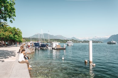 Stadtspaziergang mit Alpenpanorama: Seepromenade Luzern.
