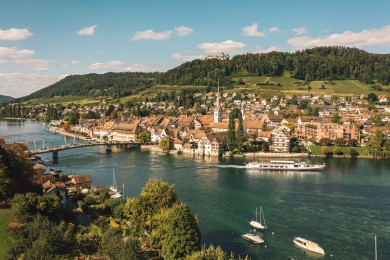 Flussuferwanderung zu malerischen Städtchen: Stein am Rhein und Diessenhofen.