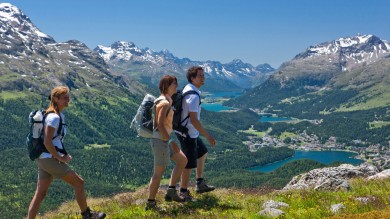 ENGADIN ST. MORITZ- Wanderer auf Muottas Muragl mit Blick auf die Oberengadiner Seenlandschaft mit den Doerfern Sils, Silvaplana, Champfer und St. Moritz. Im Hintergrund Piz da la Margna (3158m), Pizzo Badile (3305m), Monte Gruf (2936m) und Pizzo di Prata (2727m).

Hikers on Muottas Muragl with view of the Upper Engadin lakes with the villages of Sils, Silvaplana, Champfer and St. Moritz. In background Piz da la Margna (3,158m), Pizzo Badile (3,305m), Monte Gruf (2,936m) and Pizzo di Prata (2,727m).

In passeggiata a Muottas Muragl , con panorama sui laghi dell Alta Engadina e i villaggi di Sils, Silvaplana, Champfer e St. Moritz. Sullo sfondo Piz da la Margna (3158m), Pizzo Badile (3305m), Monte Gruf (2936m) e Pizzo di Prata (2727m).

Copyright by: ENGADIN St. Moritz By-line: swiss-image.ch/Christof Sonderegger
