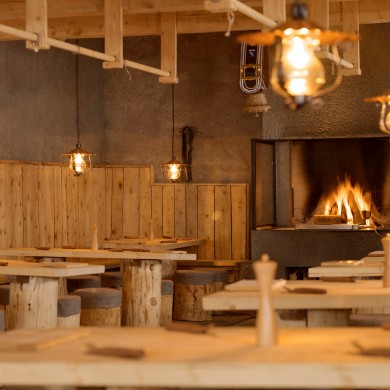 The remodelled stable stands out pleasantly from the mass-produced buildings in the Flims Laax winter sports area.